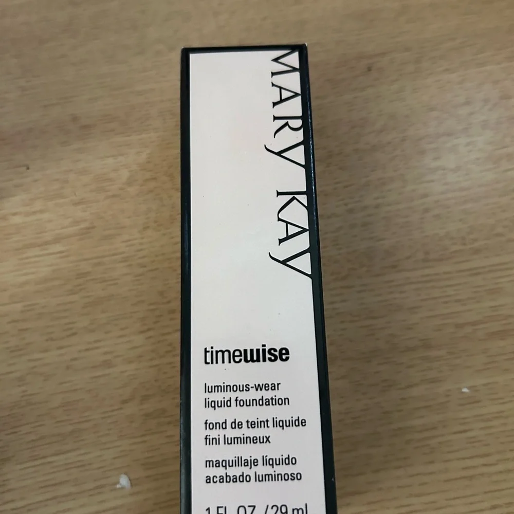 Mary Kay Luminous-Wear Liquid Foundation - Ivory 2